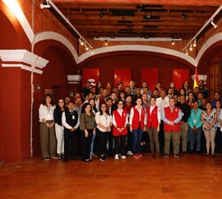 Doña Letizia junto a las autoridades y asistentes a su visita al Centro de Formación de la Cooperación Española de La Antigua Guatemala